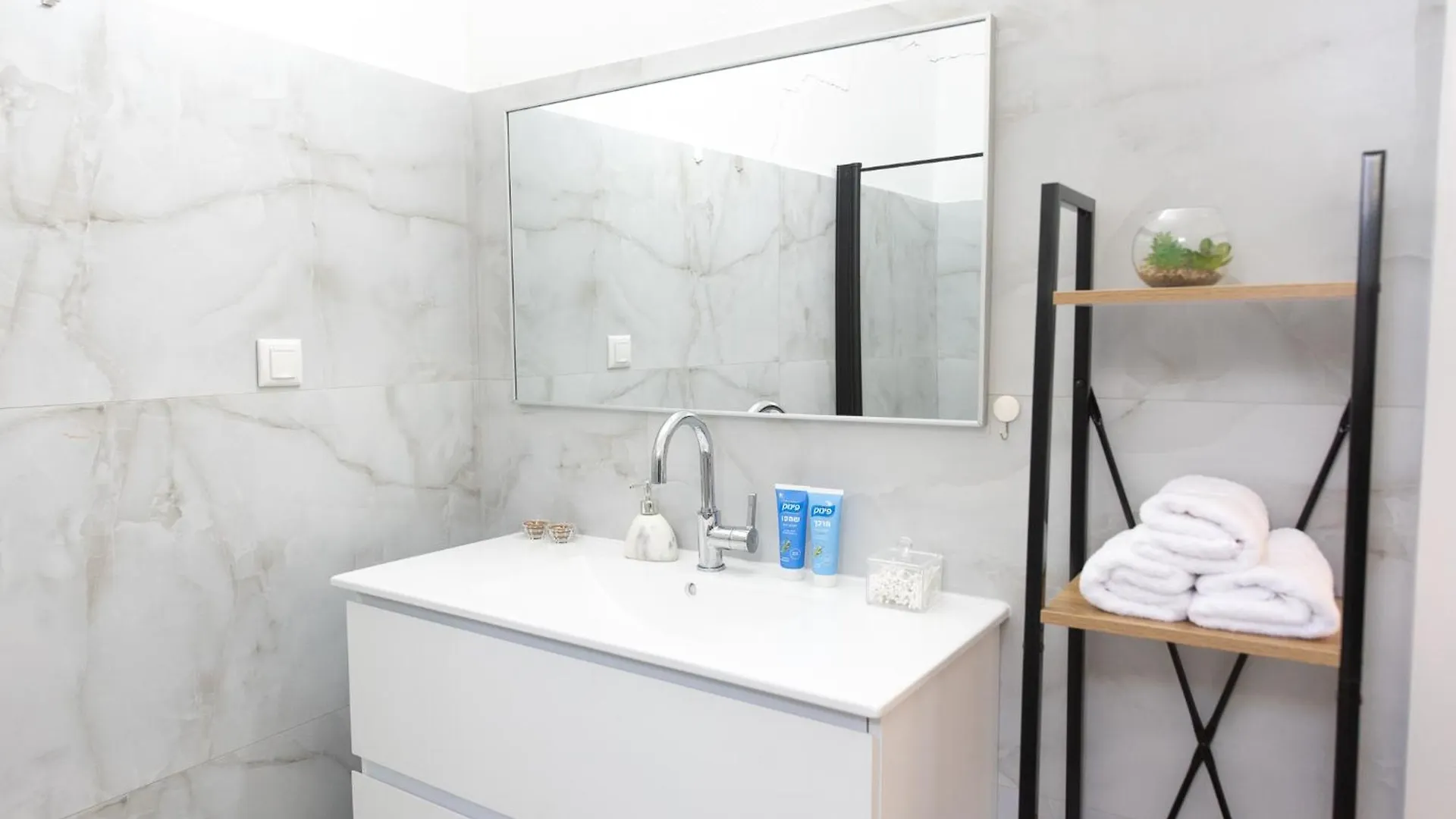 Apartment Port City - Beach Front Haven - 2 Bdrms W Garden Haifa