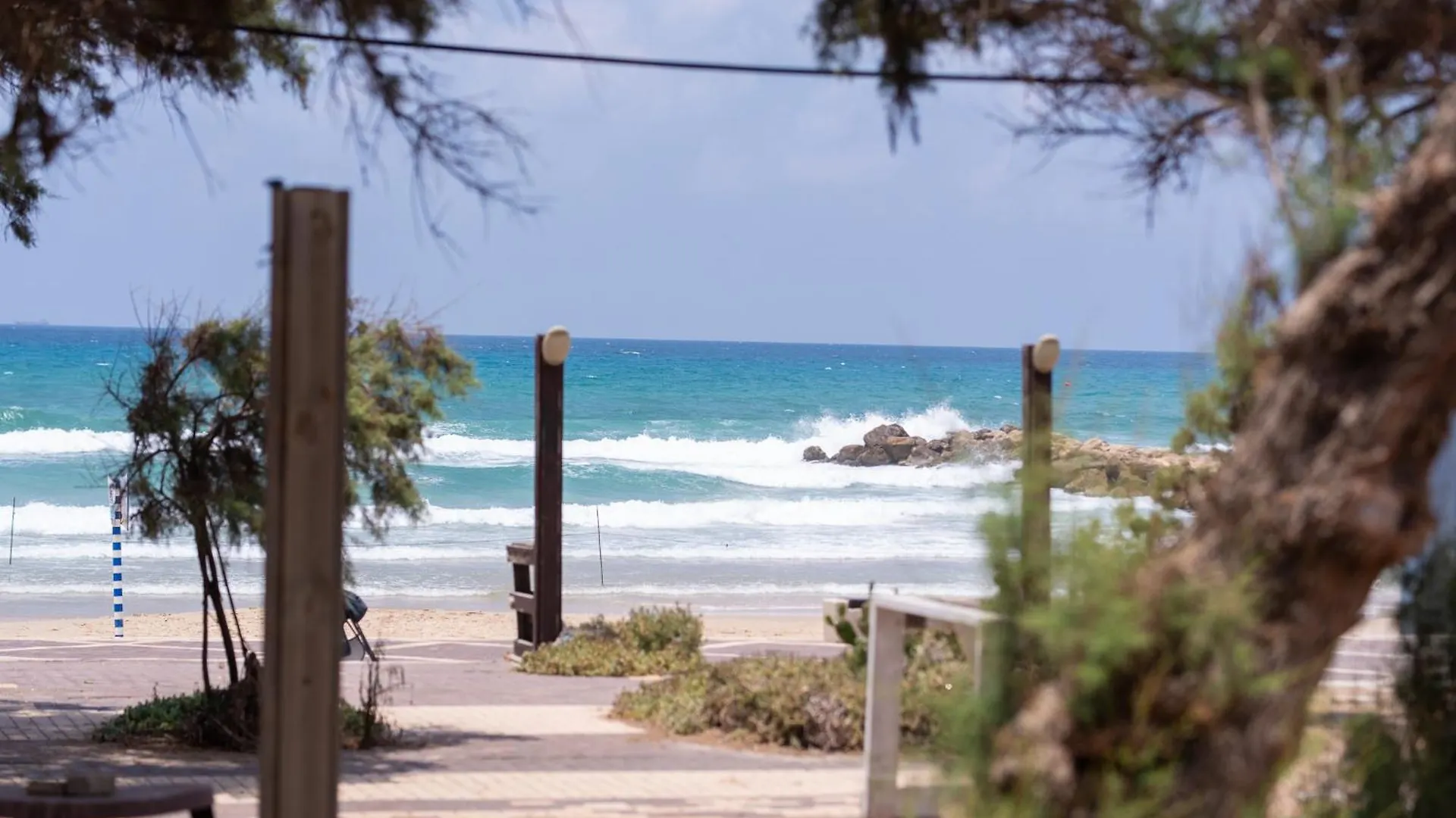 Apartment Port City - Beach Front Haven - 2 Bdrms W Garden Haifa