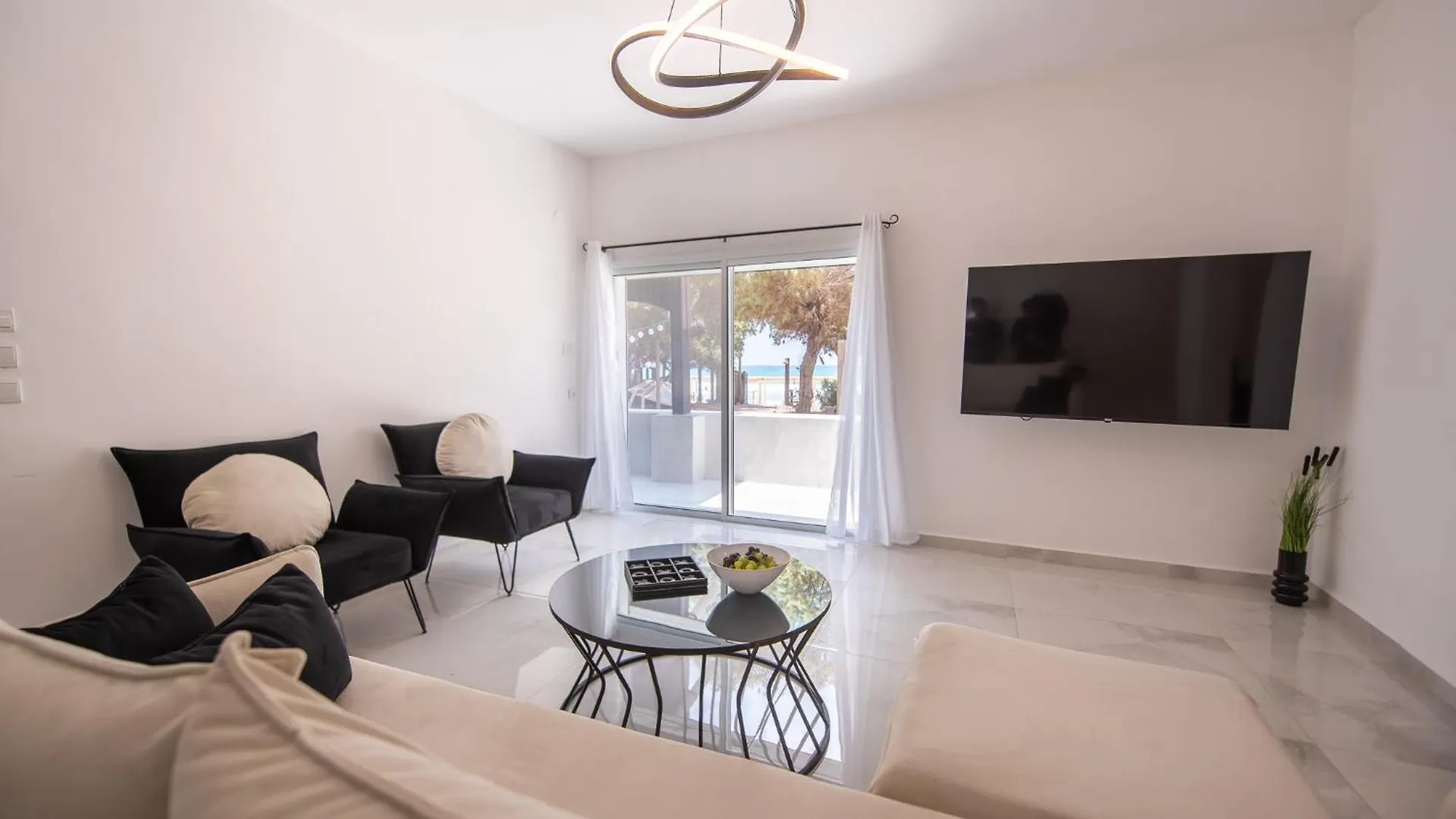 Apartment Port City - Beach Front Haven - 2 Bdrms W Garden Haifa
